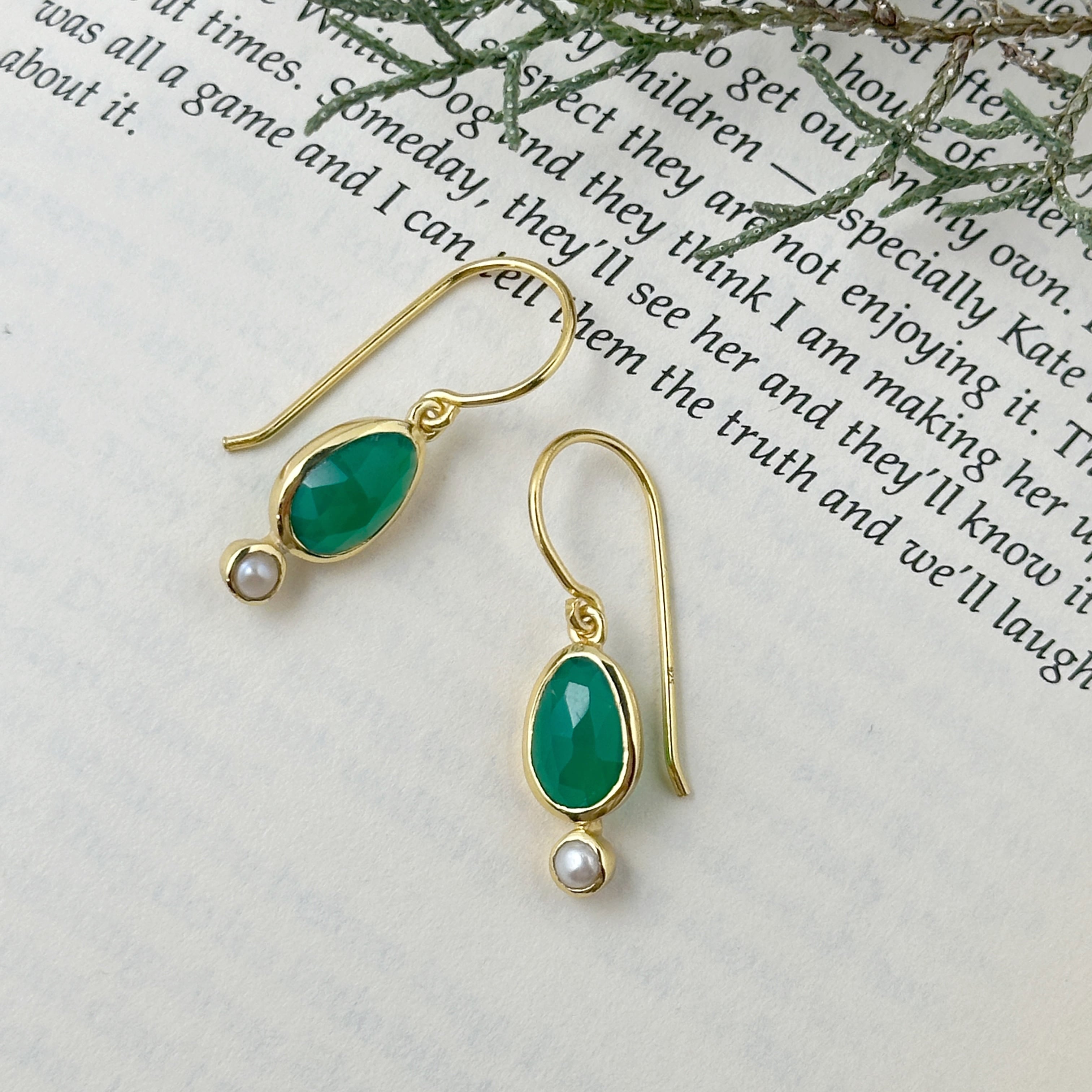 Gold Coating グリーンオニキス とプチパール フックピアス | 【公式