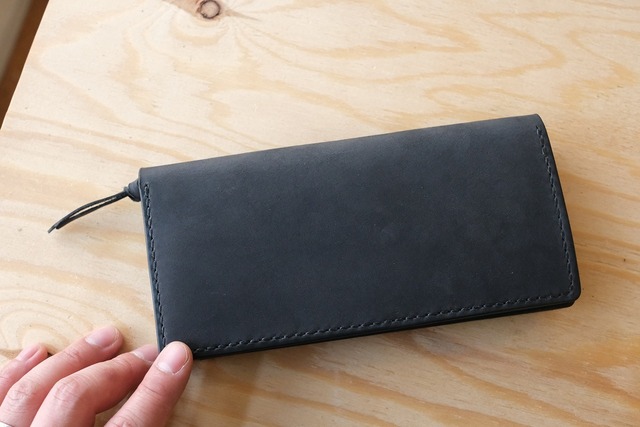 黒い牛革のオイルレザーを使った二つ折りの大容量な財布