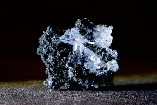 ブルガリア産クォーツ(日本式双晶)/クローライト Japan Law Twinned Quartz / Chlorite 1704