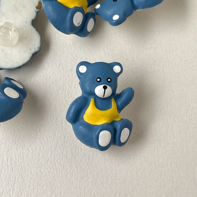 洋服を着た青いクマのUKボタン（28mm）