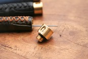 ★不定期販売★ 新型 硬度表示窓付き革軸芯ケース 【特上ヌメ革節目模様 ブラック】