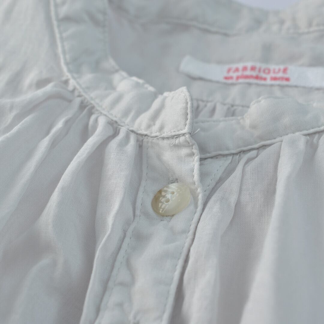 Fabrique en planete terre ファブリケアンプラネテール スタンドカラーノースリーブブラウス・アイスグレイ