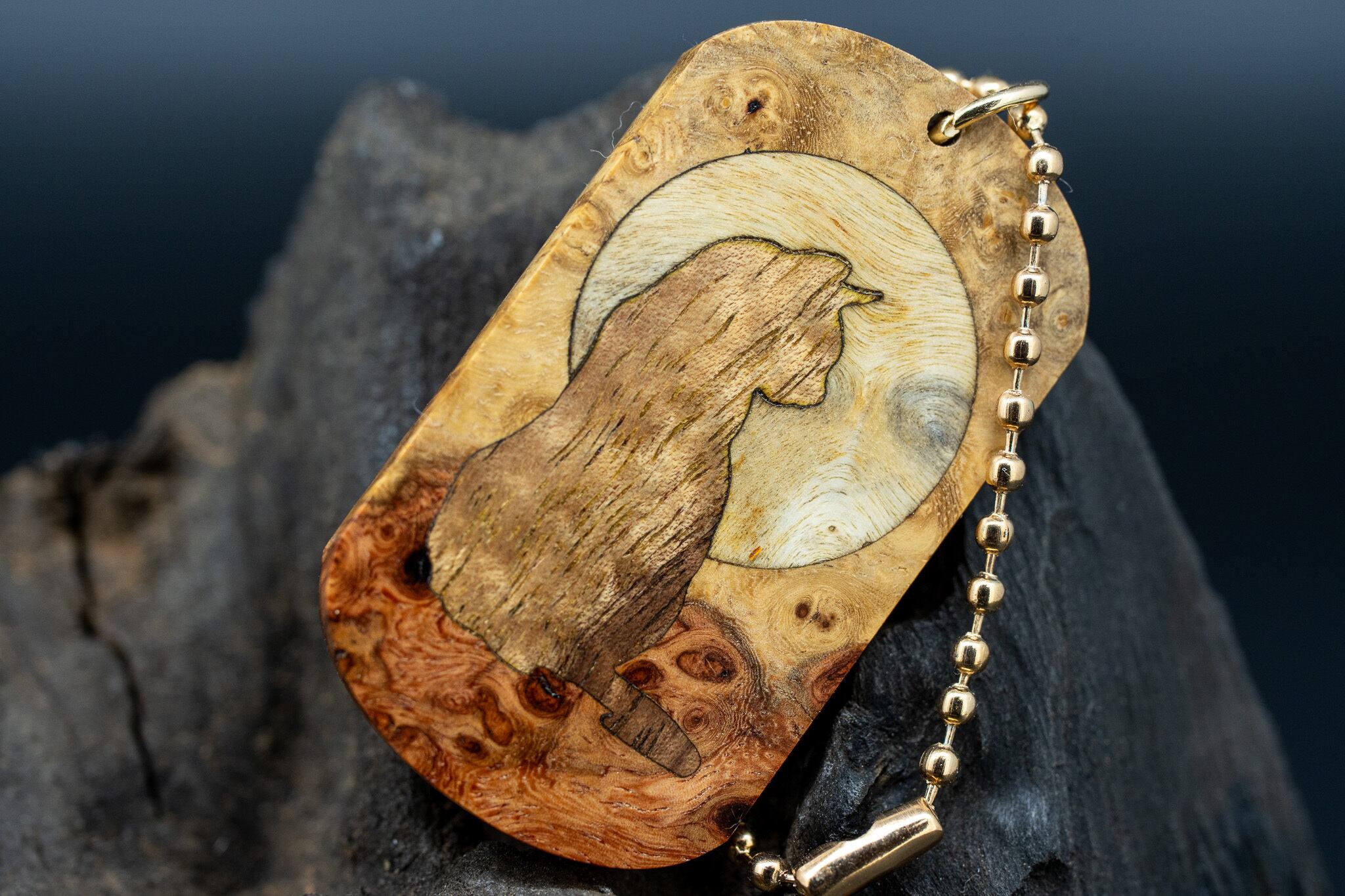 【朱色の銘木】 本花梨瘤 紅白 ドッグタグ 象嵌 横を向く上品な猫