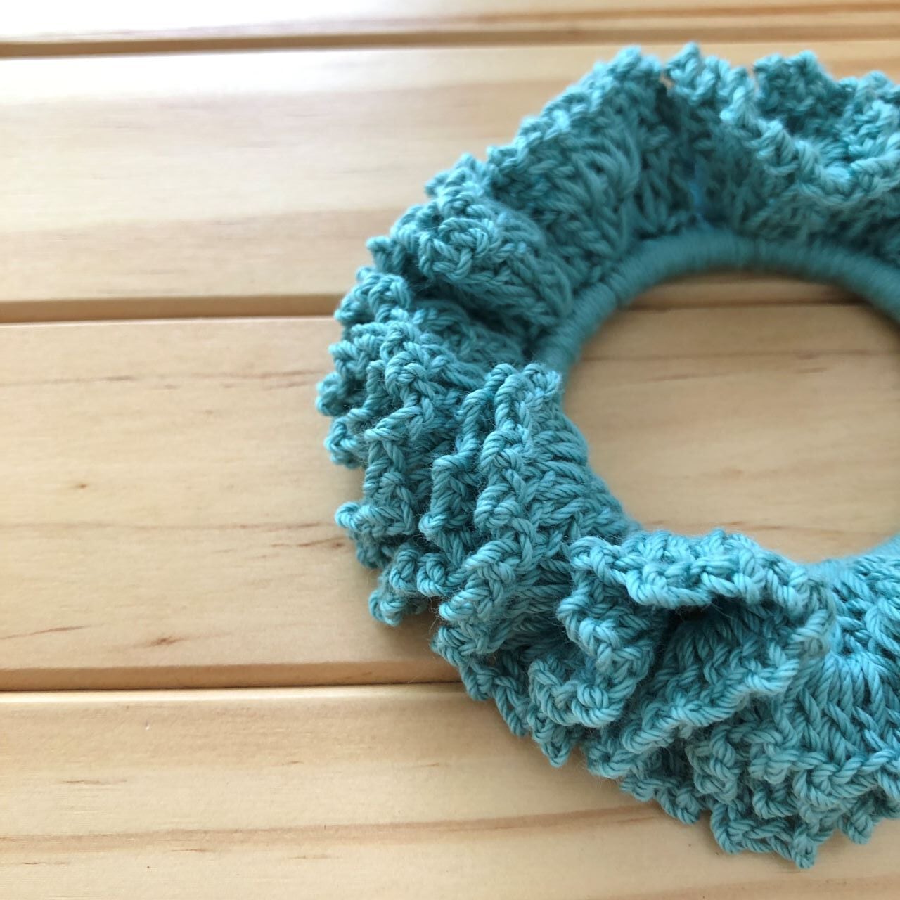 かぎ針編み  レースシュシュ ラウンドネイビー レース編みのシュシュ（3デザイン） | R.knit