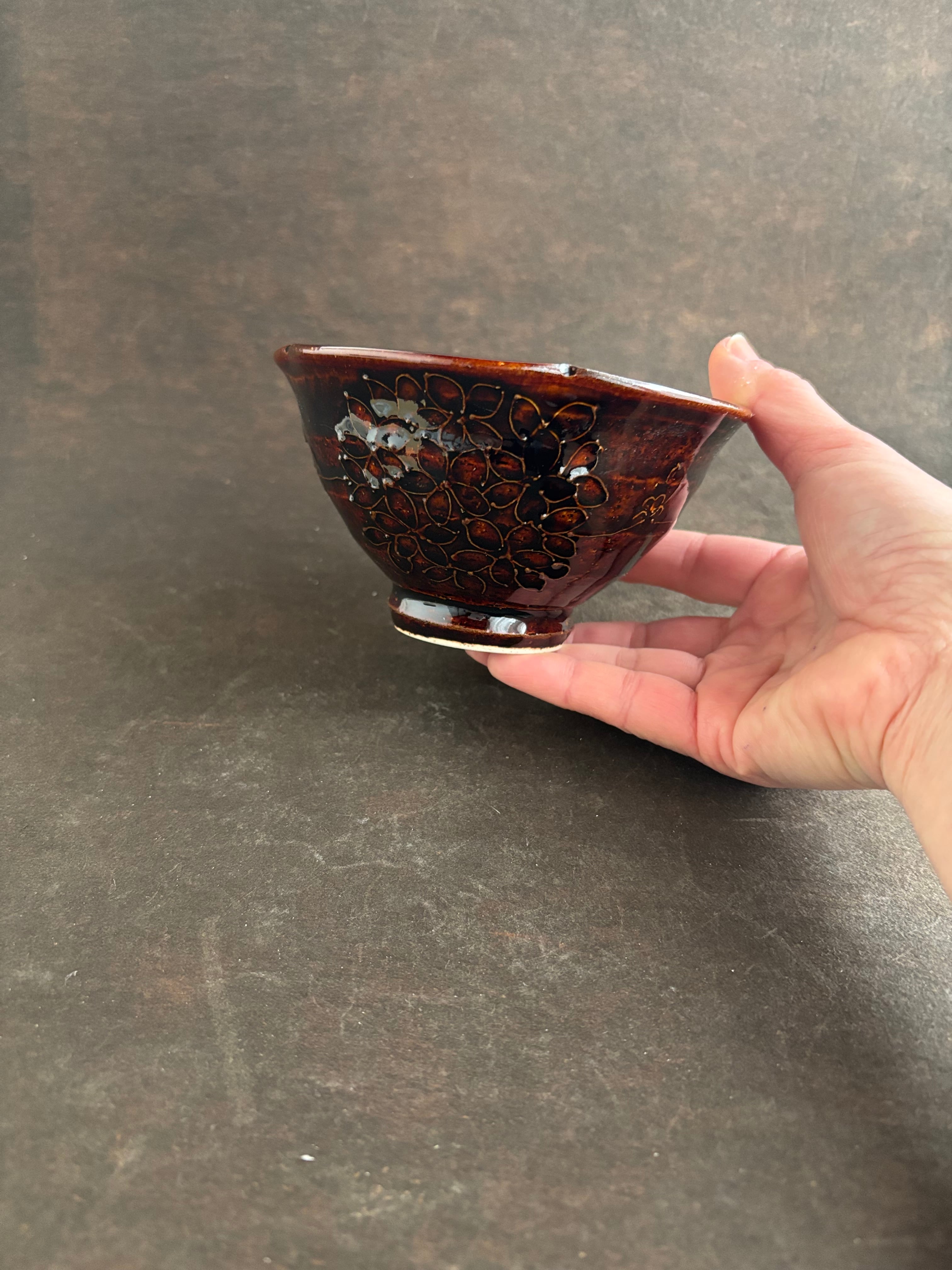 土和のルリエフ　飴釉　お花形ご飯茶碗