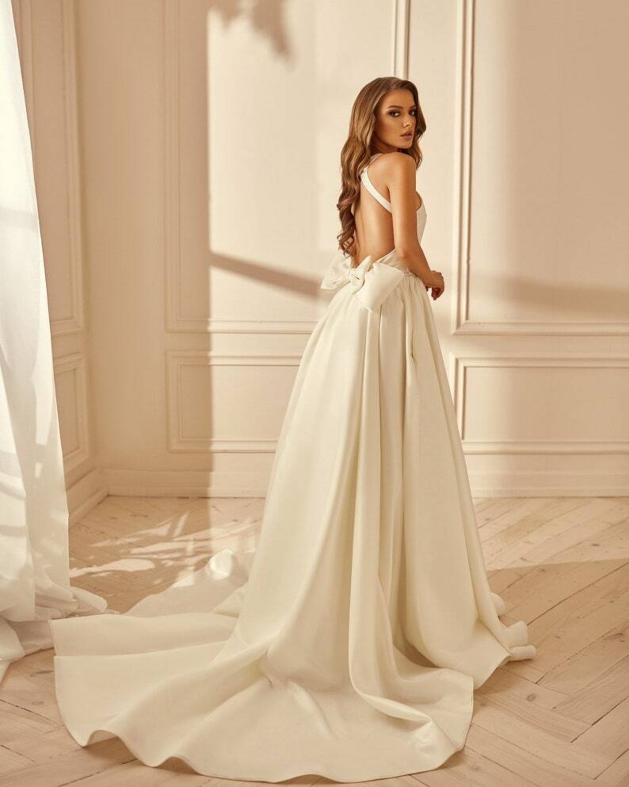 サテン 細見えシルエットパーティードレス リボン 背中見せ  