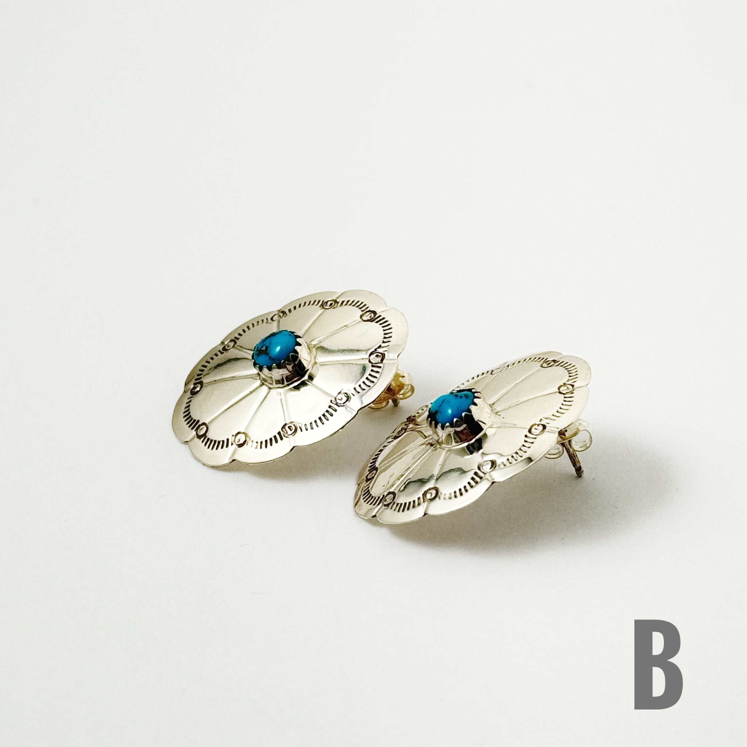 Indian Jewelry》 ターコイズ センター イン オーバル コンチョ ピアス