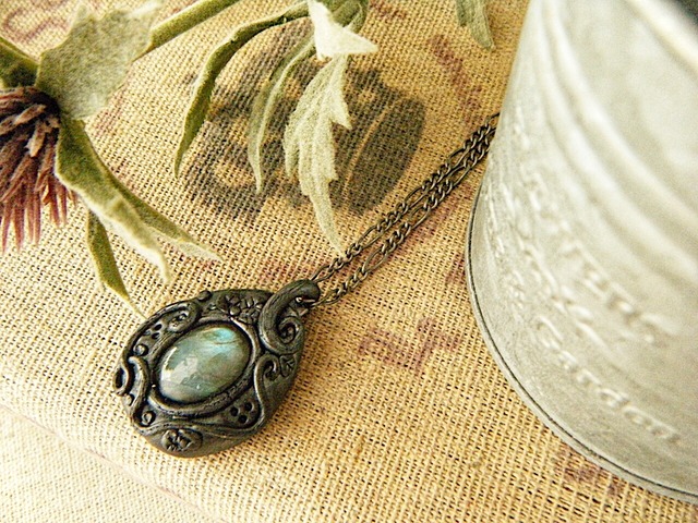 ラブラドライトの護符ペンダント