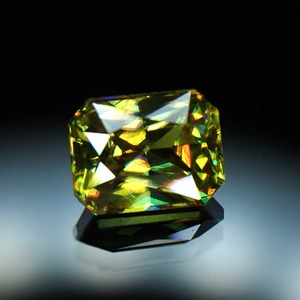 【Original Cut】虹色に煌めく夢幻的な輝き0.6ct 天然 スフェーン