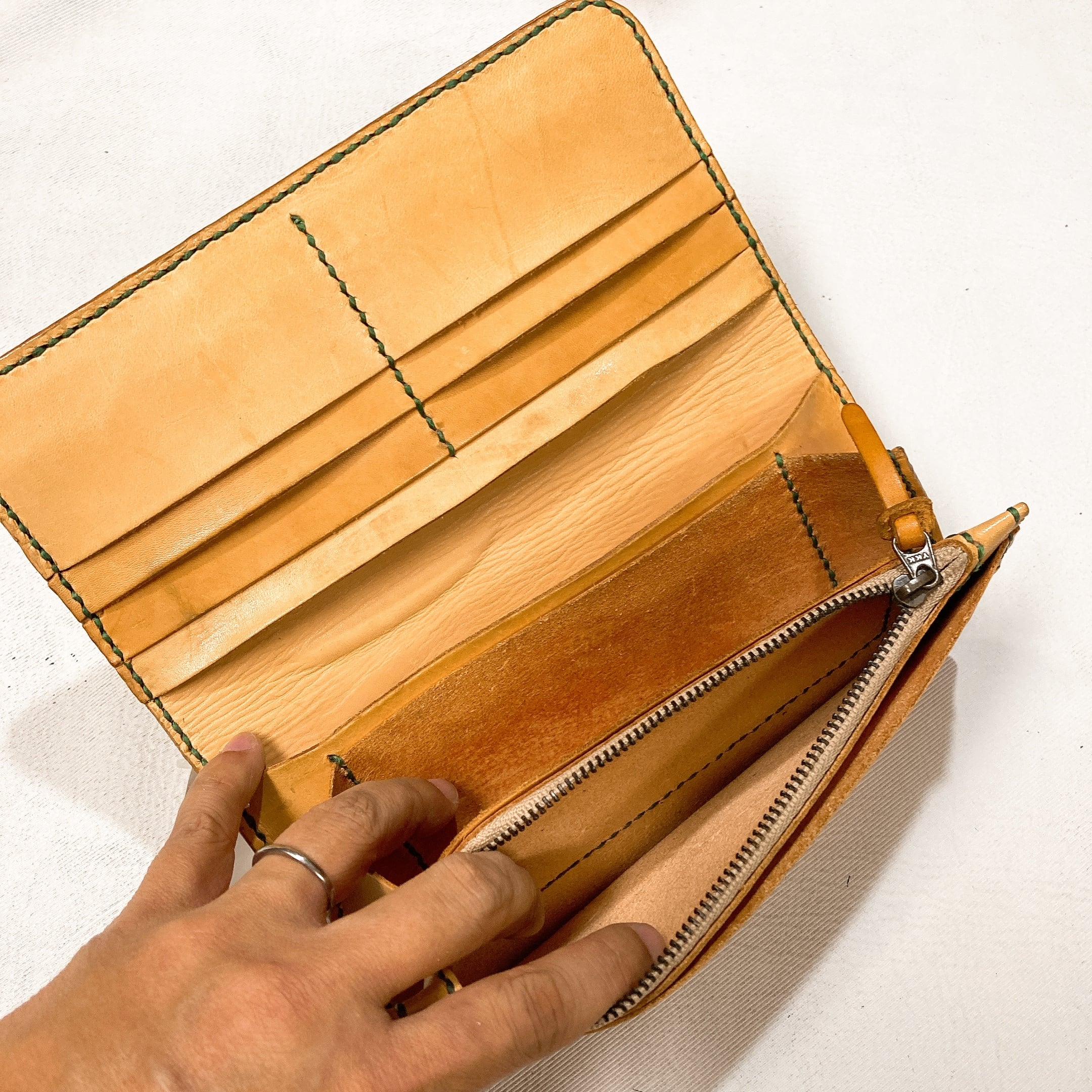 ヌメ革キャメル色・コインキャッチャー キット】ロングウォレット [外装：イタリアンオイルレザー（/ブラウン）、内装：ヌメ革]（型紙付き） | and  leather 【初心者～中級者のための 革素材・レザークラフト用品のお店】