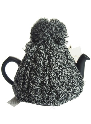 紅茶の本場イギリスの家庭用 ティーコージー 2杯分600mlサイズ用 ブラックホワイト 英国製 ウール100％ ケーブル編み 冷めにくくするポットカバー 丁寧な編み目がティーポットのコロンとしたフォルムを優しく包みます HIGHLAND2000 エンヴェールヘルック