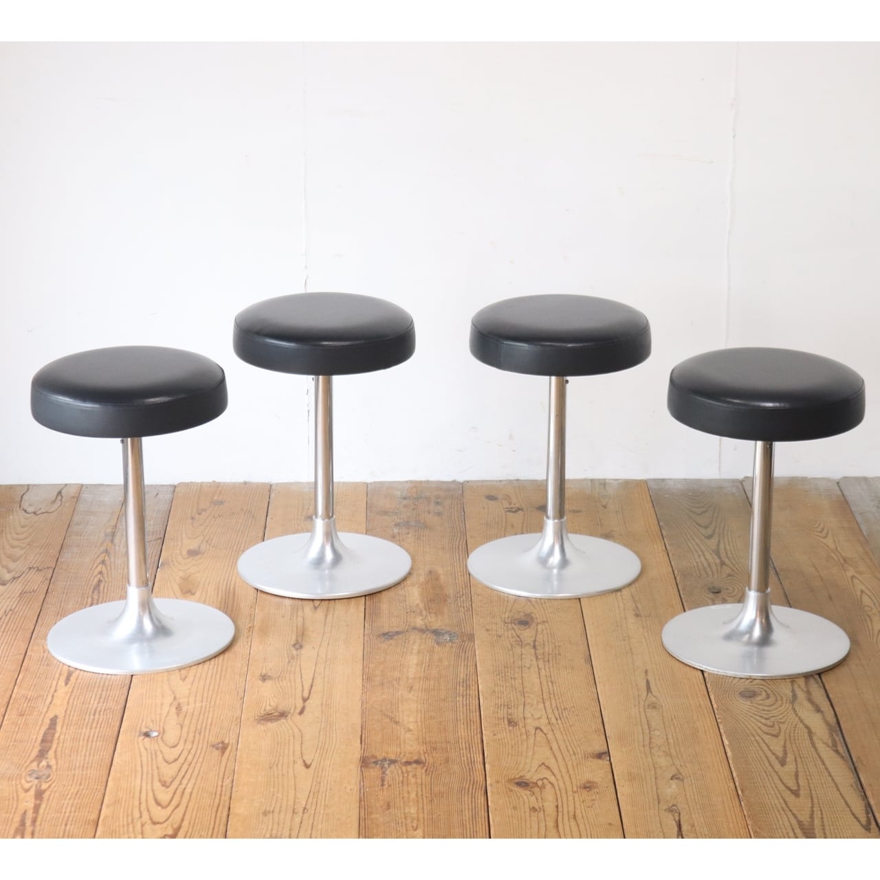 在庫8脚 回転スツール 椅子 カフェ 喫茶店 食堂 合皮 レザー 黒 ブラック 脚 金属 店舗什器 1脚/PJS29240