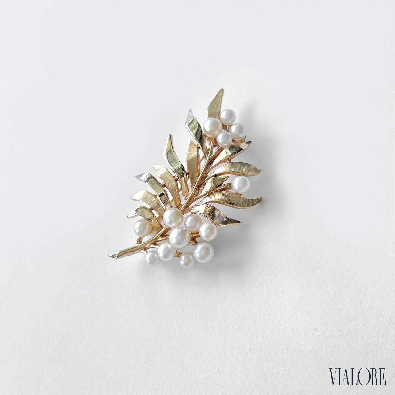 TRIFARI】Pearl Cluster & Gold Leaf Vintage Brooch | VIALORE
