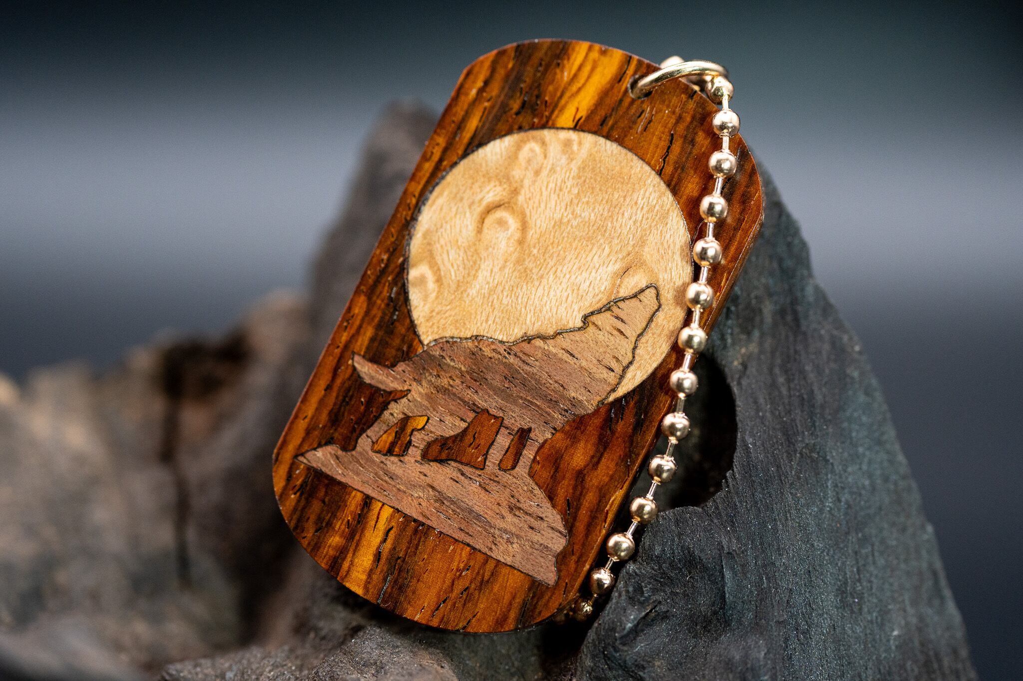 【 エスニックなローズウッド 】ココボロ 糸縮み杢 ドッグタグ 象嵌 月と狼