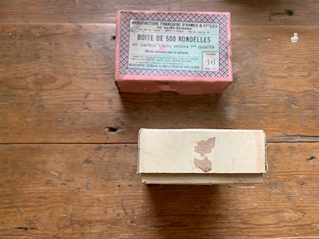 フランス語文字が入った可愛い紙の箱(ベージュ)