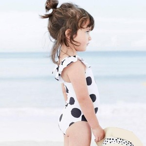 水着 子供 ワンピース キッズ 子供用 ガール ベビー 赤ちゃん セット スイムキャップ付き ドット 水玉 ポルカドット モノトーン 白黒 フリル バックコンシャス 柄  春夏 春 夏 新作 人気 おすすめ かわいい おしゃれ トレンド プール 海 プレゼント 贈り物 プレゼント 韓国 韓国子供服 70 80 90 100 110 120 130
