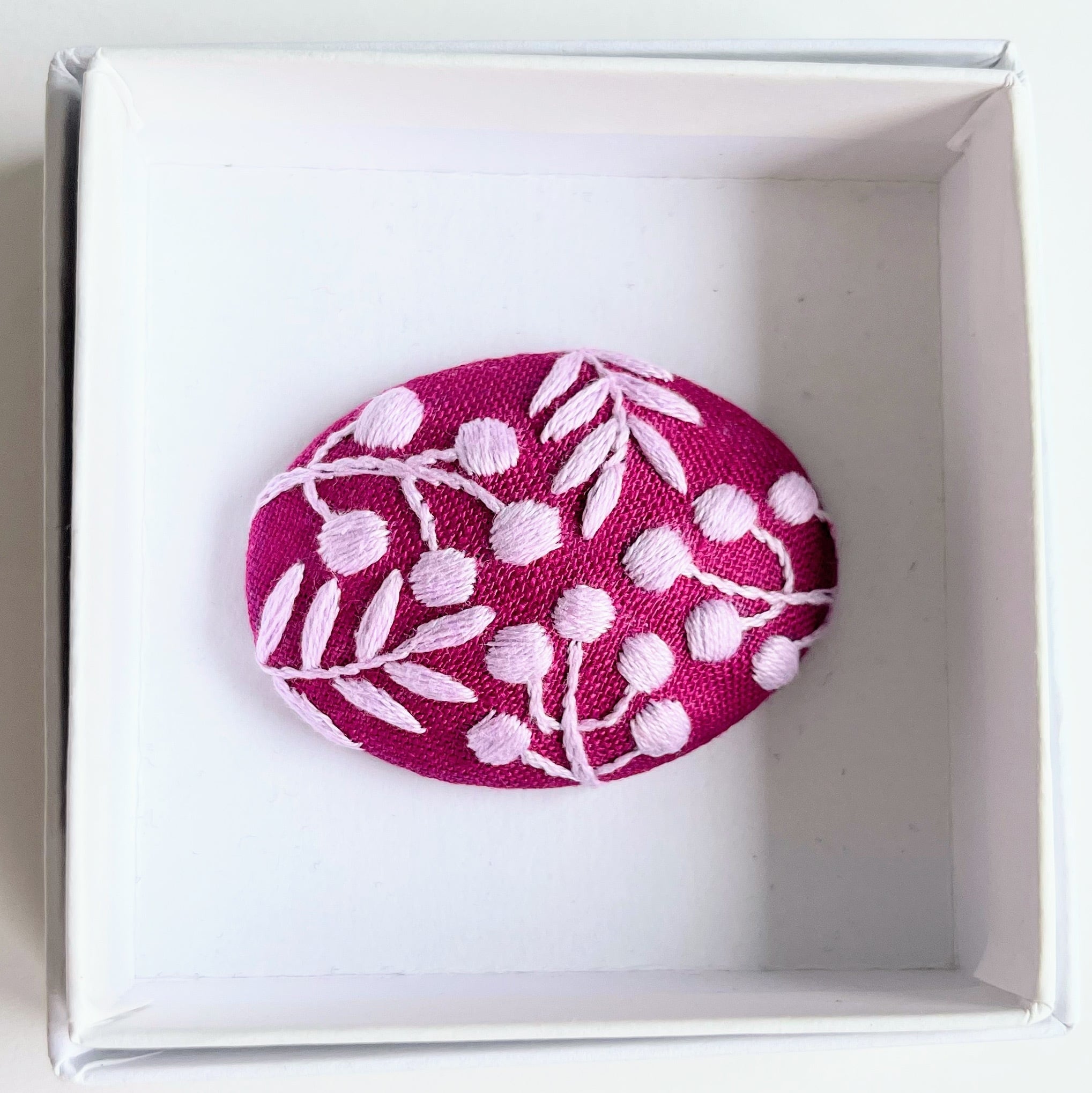 モコ花　刺繍ブローチ　薄ピンク×ネイビー生地 モコ花 刺繍ブローチ 薄ピンク×ネイビー生地