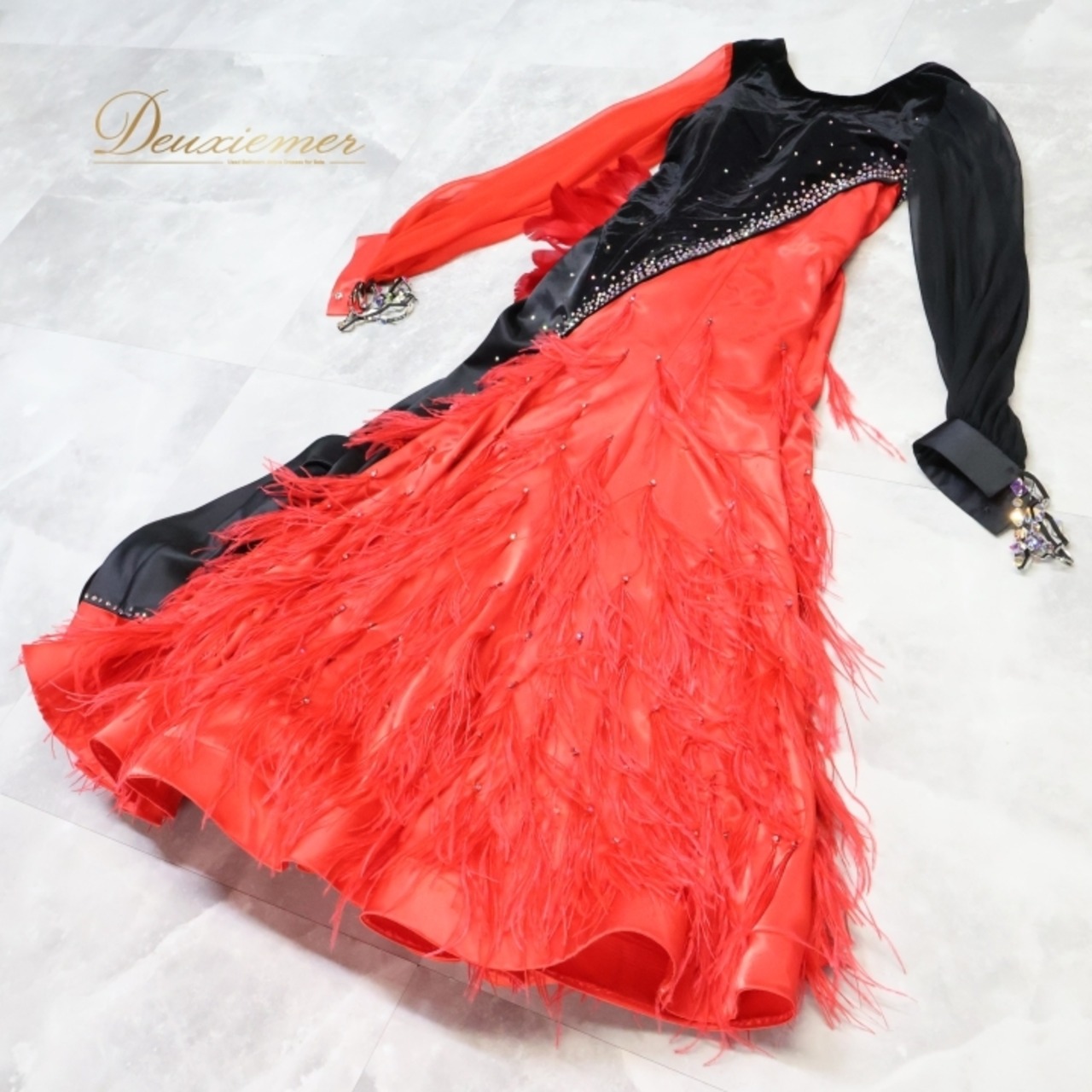社交ダンス 衣装 スタンダードドレス ドレス ワンピース スタンダード 赤 黒 羽 ファー デモ 競技 ダンス パーティ 発表会 豪華 華やか ブラック系 レッド系 ベロア 大きな花モチーフ 高級感 おしゃれ ゴージャス ダンス衣装 イベント用 フォーマル レディース フェザー 飾り