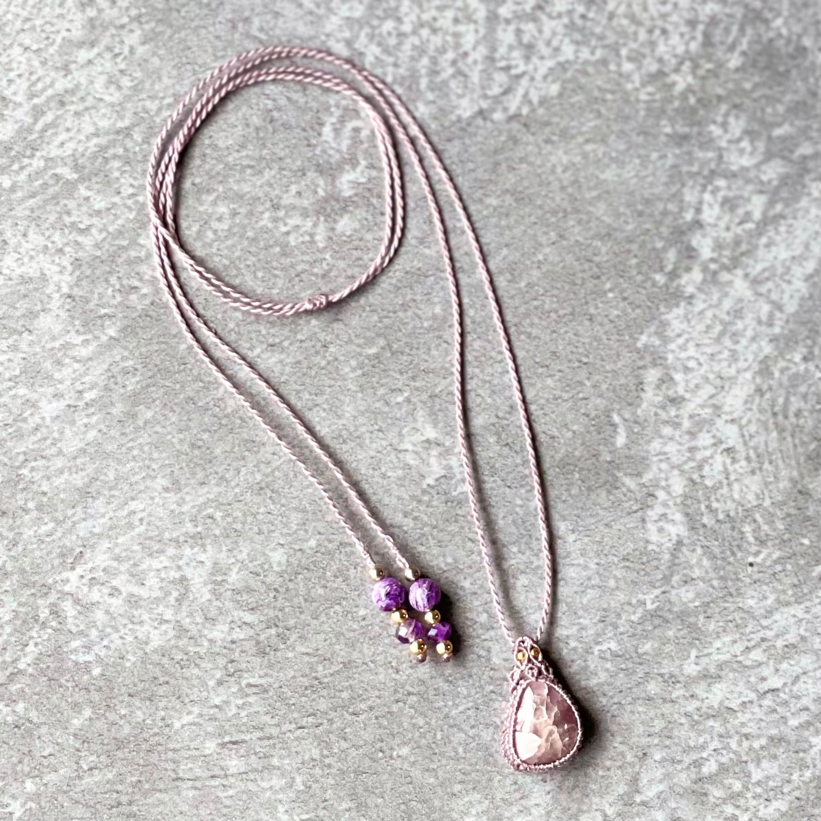 とんぼ玉」と「レピドライト」のマクラメ編みネックレス