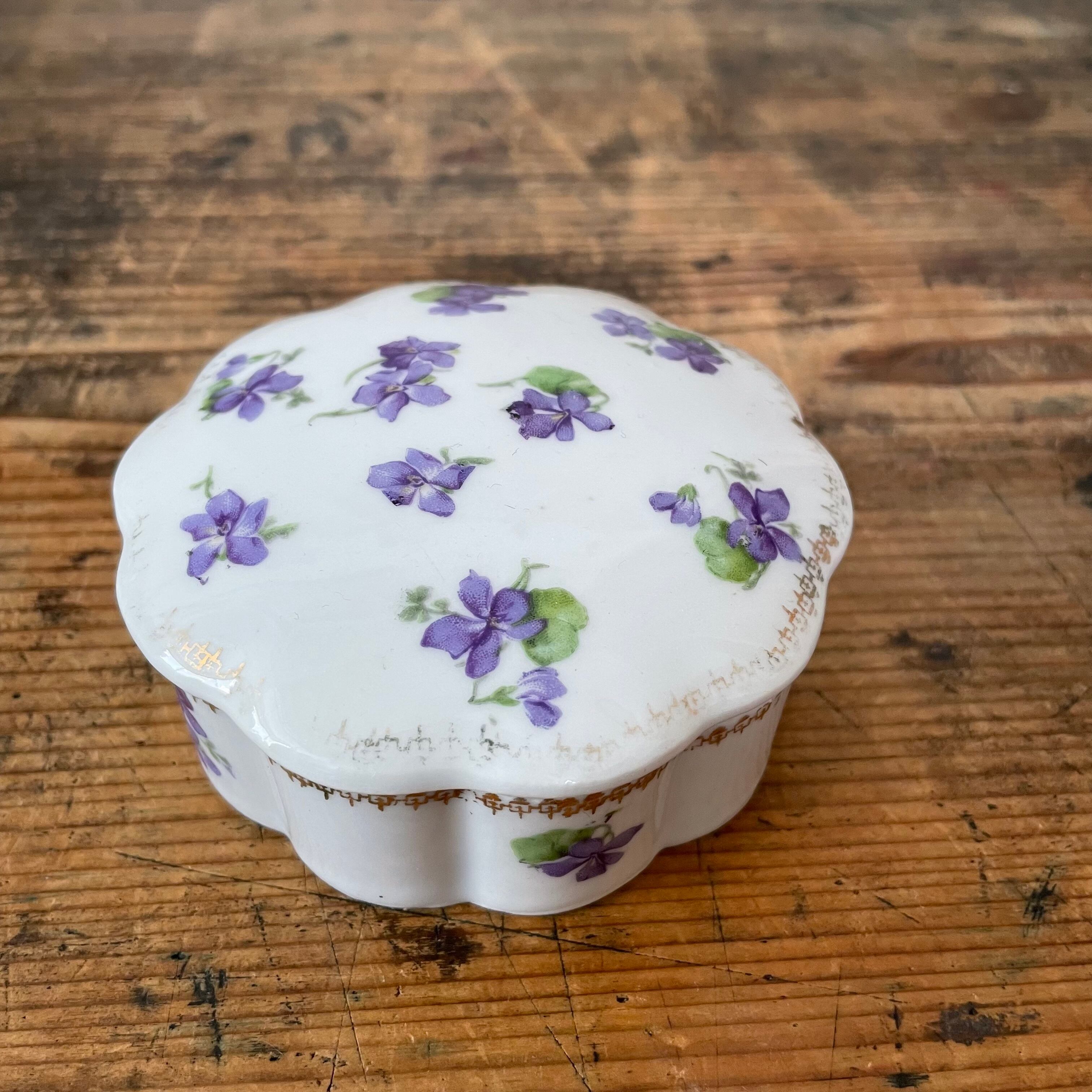 すみれ模様のいれもの