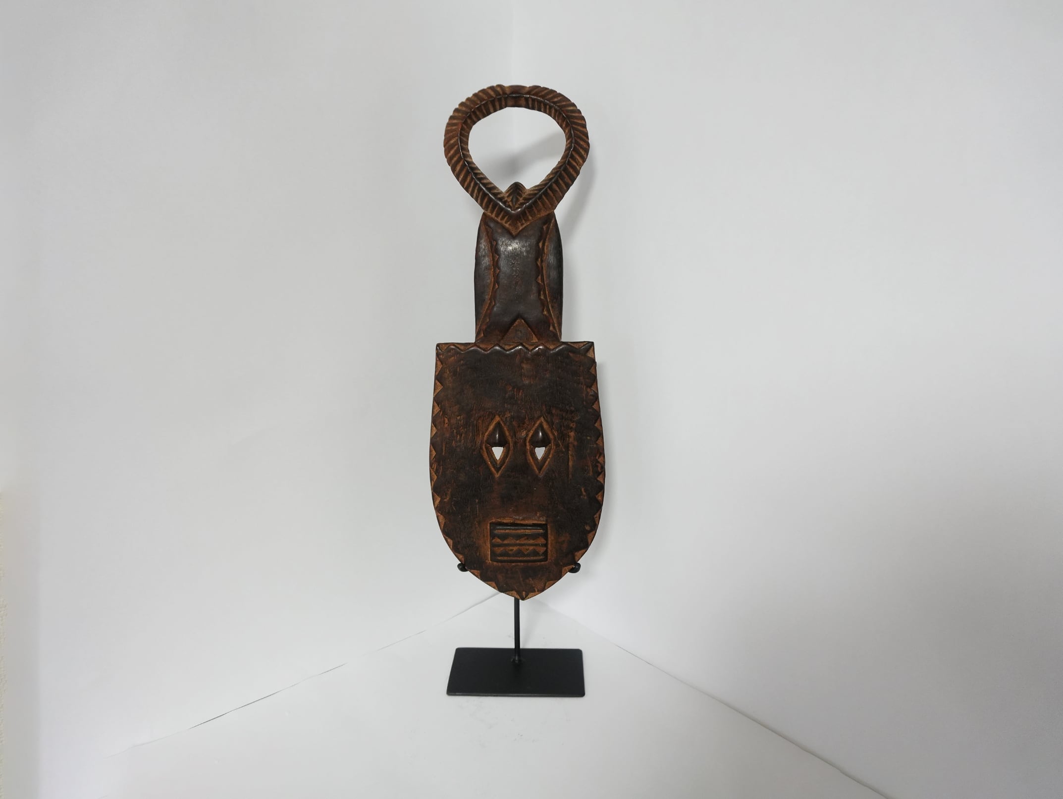 西アフリカ 木製 マスク|抽象造形のアートピース(アイアン台付き)