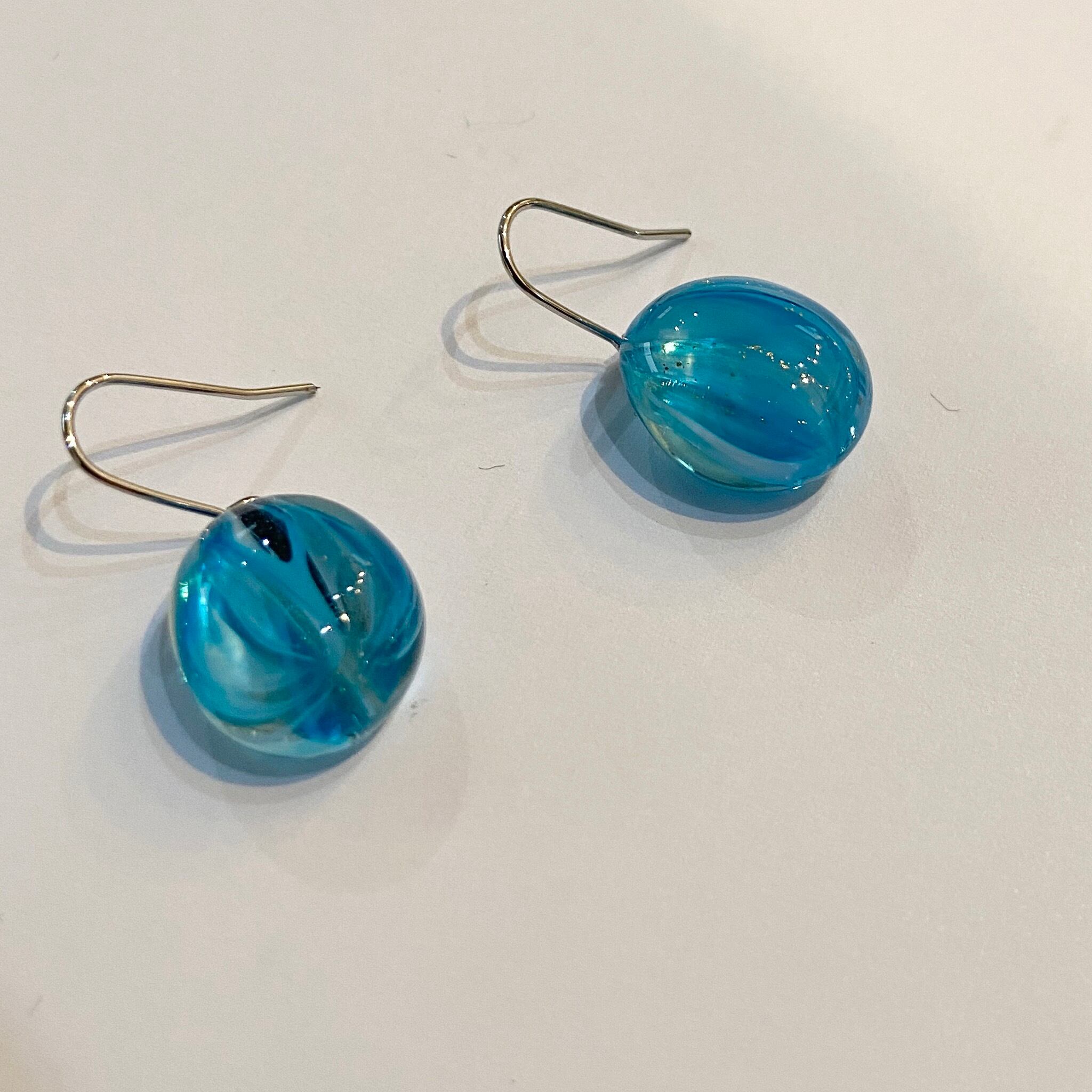 水色 と 金箔 の ピアス