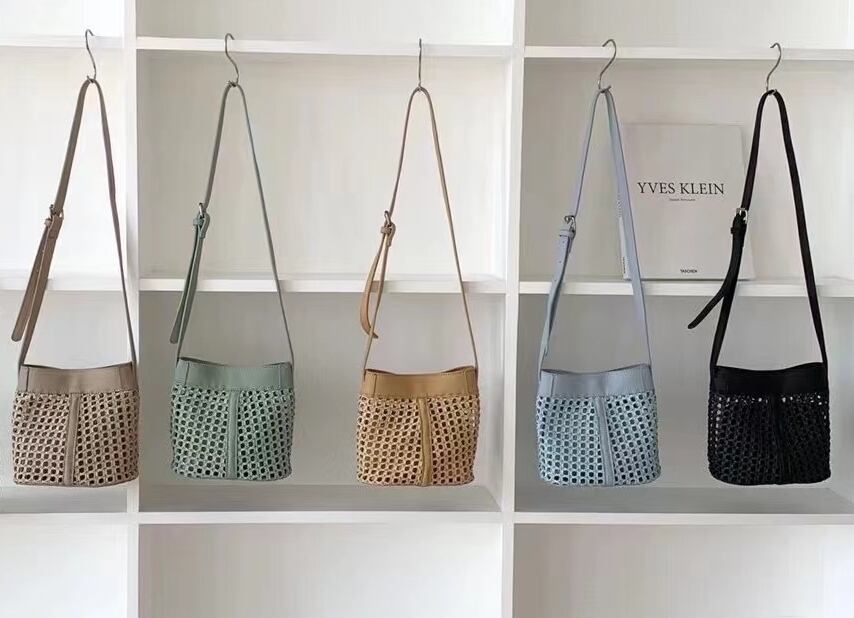 パンチングショルダーバッグ　AS105-201