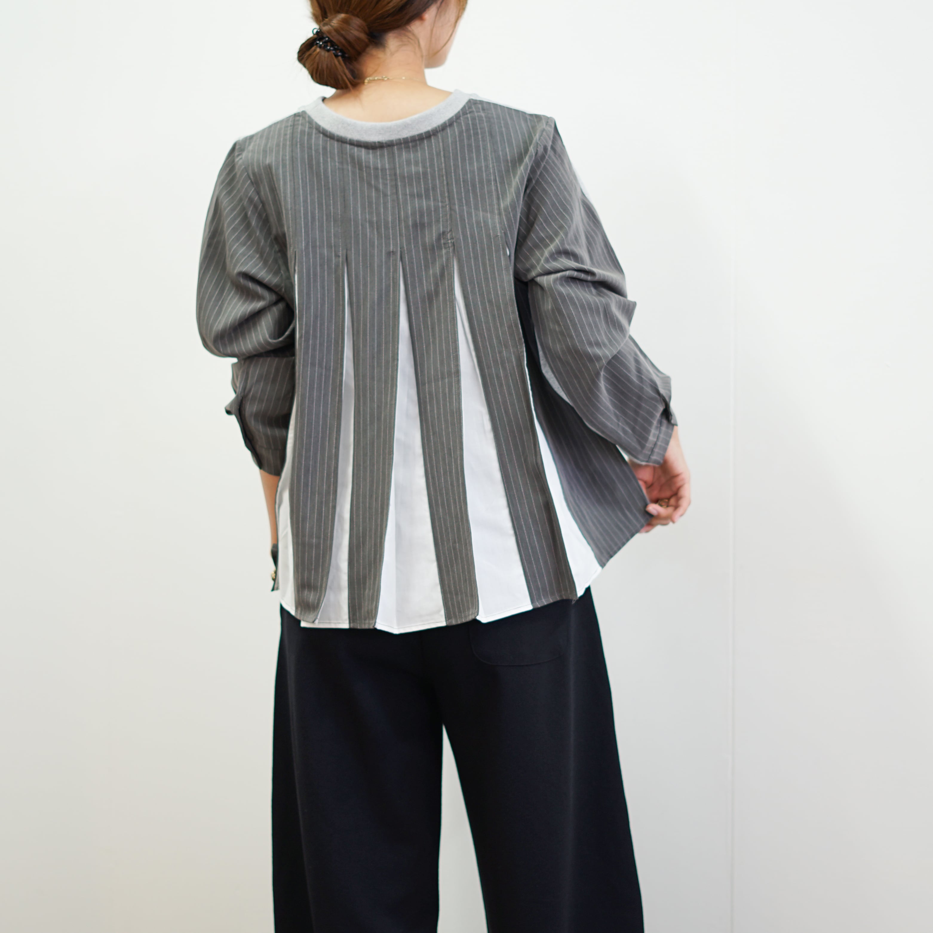 バックプリーツスウェット