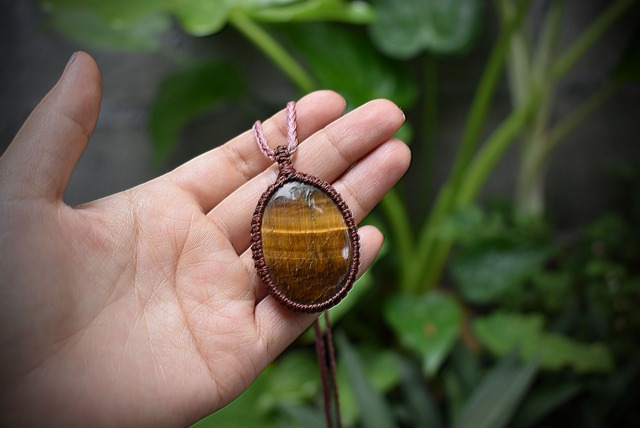 虎のように鋭く★タイガーアイ　シンプルマクラメペンダントtig001