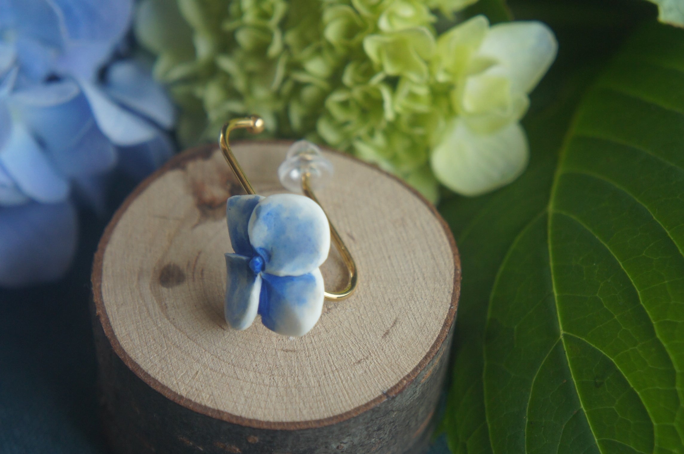 鹿角彫刻「紫陽花 ひとひら」ピアス | deer bone 