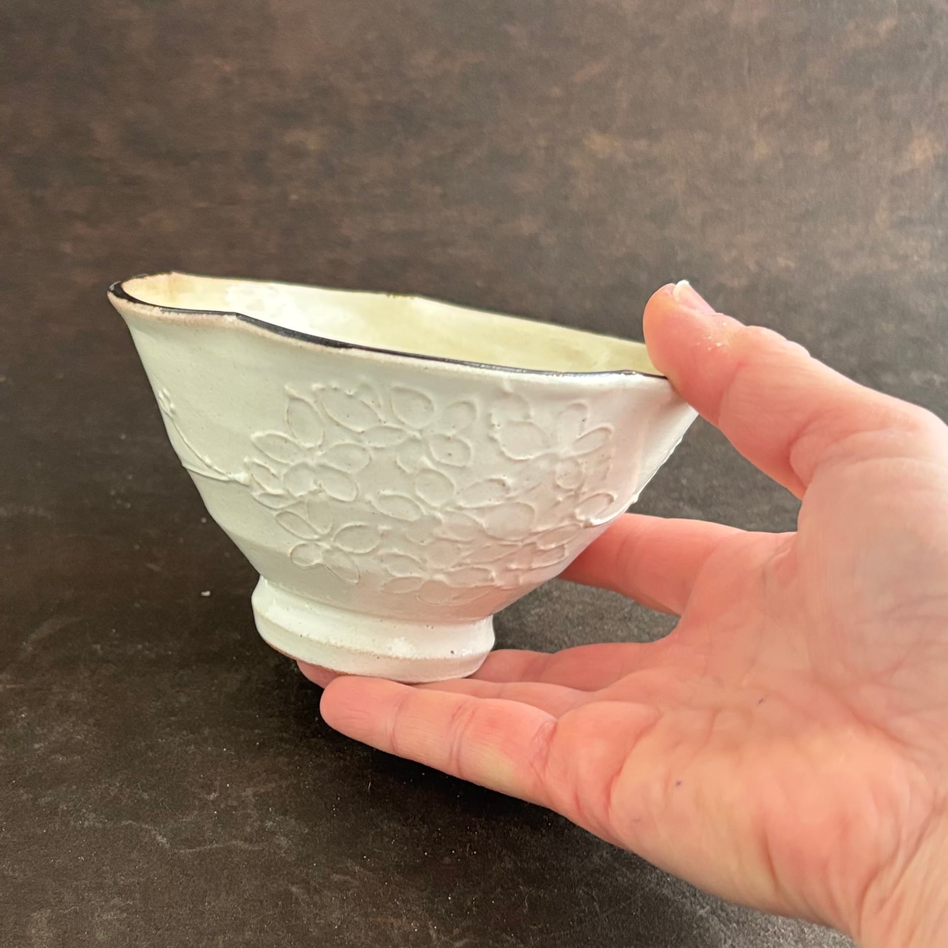 土和のルリエフ　粉引き　お花形ご飯茶碗