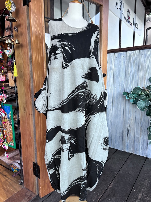 モノトーンバルーンワンピース