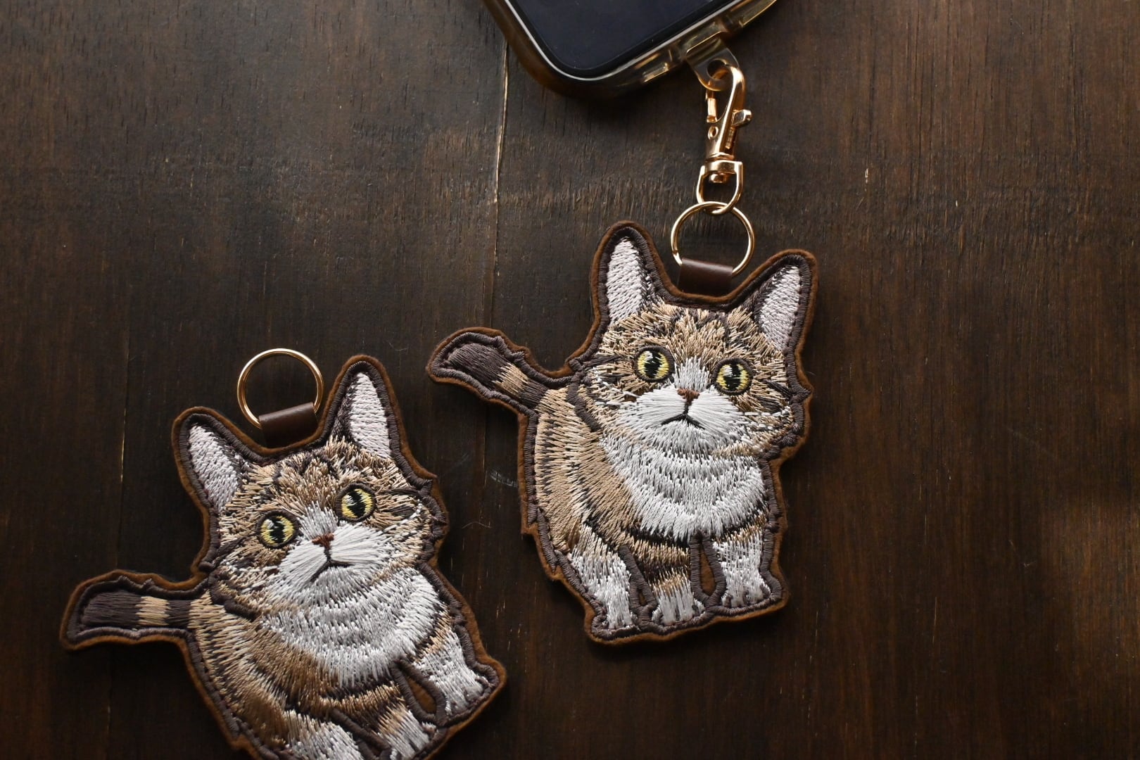 白い猫の刺繍キーホルダー 楽天市場】猫キーホルダー シルク両面刺繍 白キジ キャット ネコグッズ