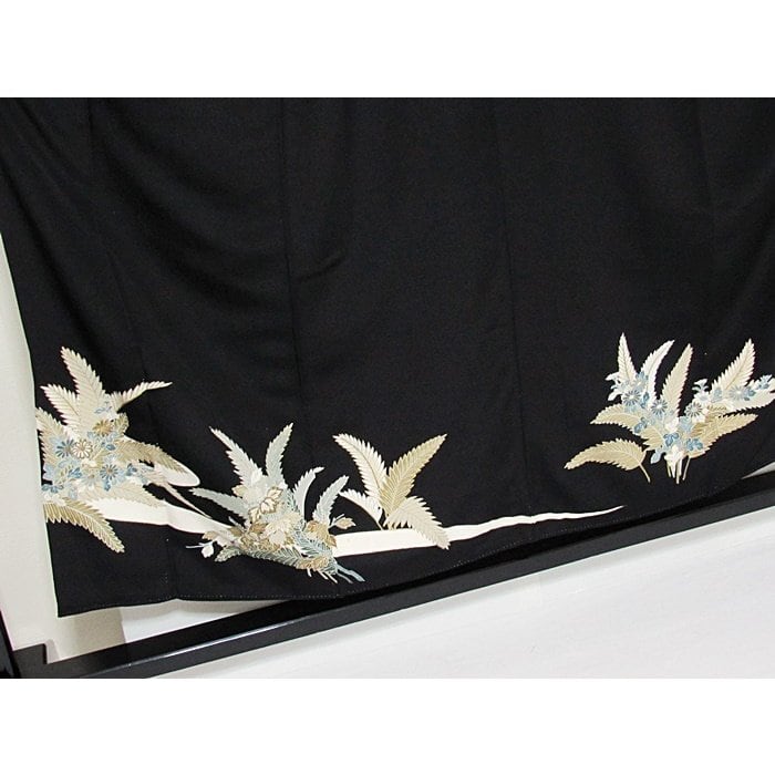 黒留袖 一越 比翼なし 刺繍 道長に桐 菊 シダ 152cm前後ベスト 黒留袖 一越 比翼なし 刺繍 道長に桐 菊 シダ 152cm前後ベスト