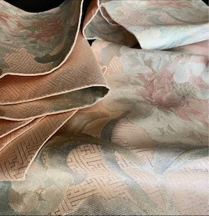 〈薄桜色に花模様の袋帯〉SALE 織り出し　古典紋様　気品　ラグジュアリー