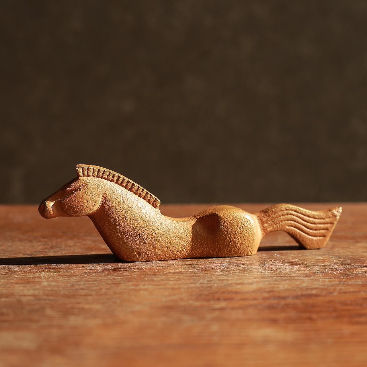 ずっしりと存在感のある、馬のペーパーウェイト