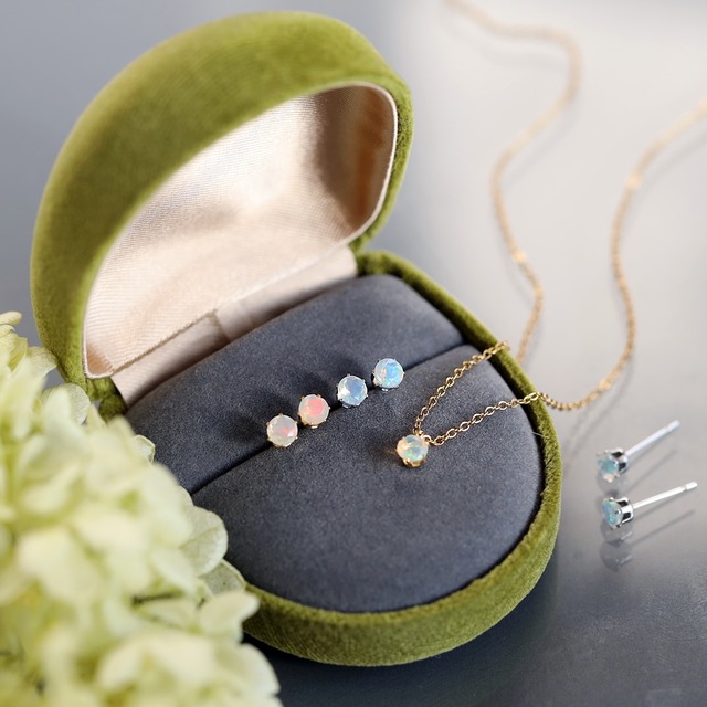 虹色プレシャスオパールのひと粒ピアス｜4mm｜選べるピアス金具 アレルギー対応