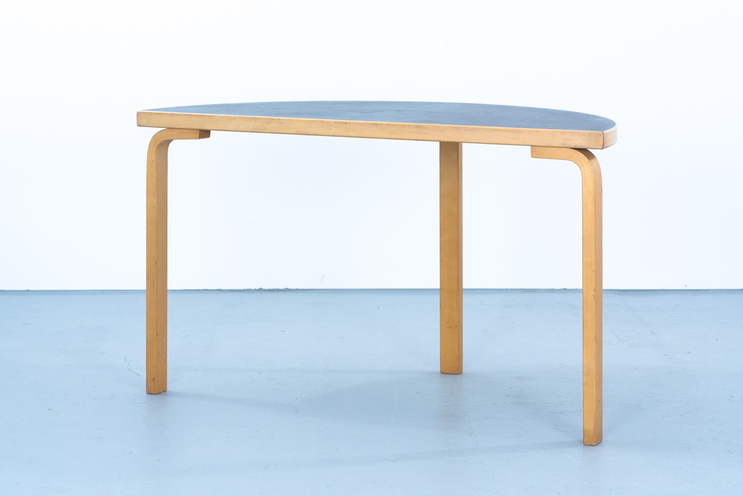 Alvar Aalto | Table 95 linoleum black | kaikki gallery | 北欧