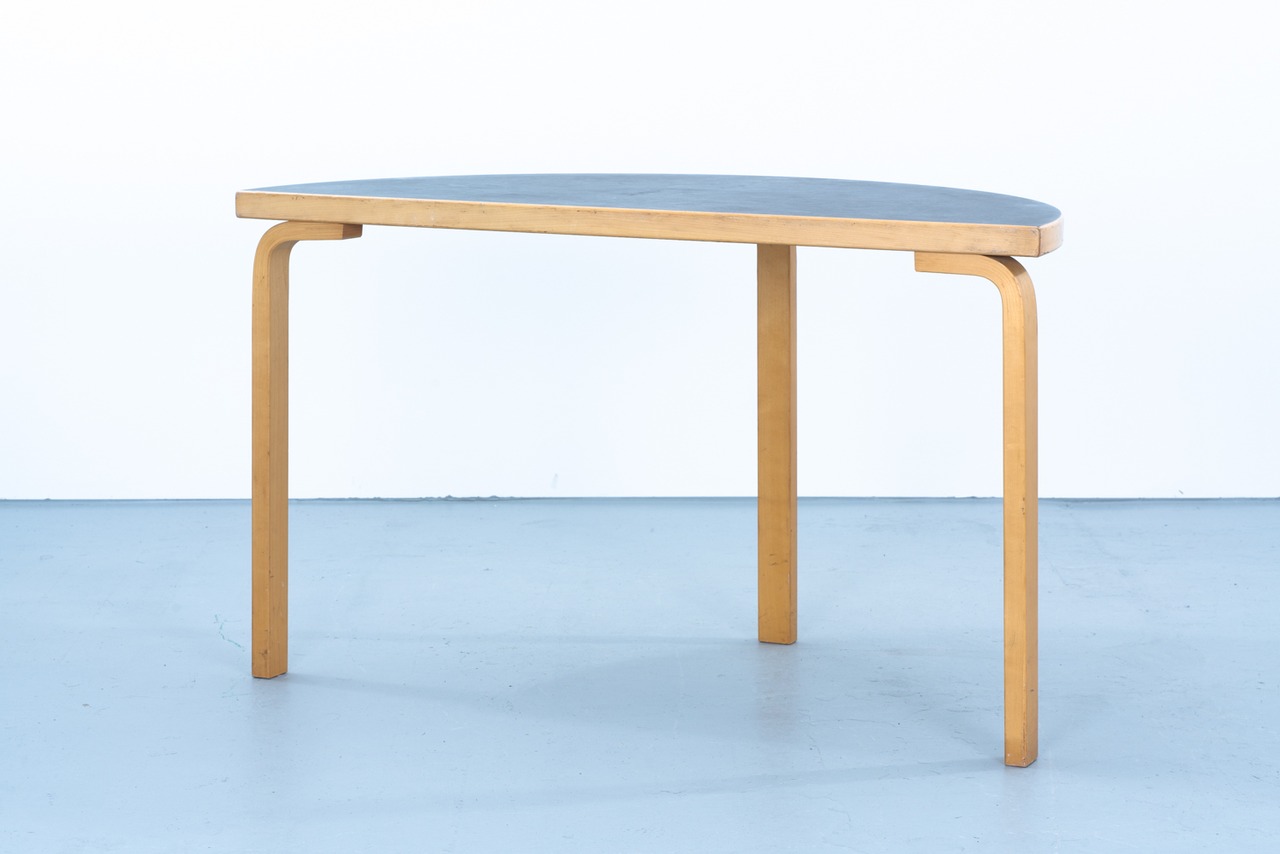 Alvar Aalto | Table 95 linoleum black