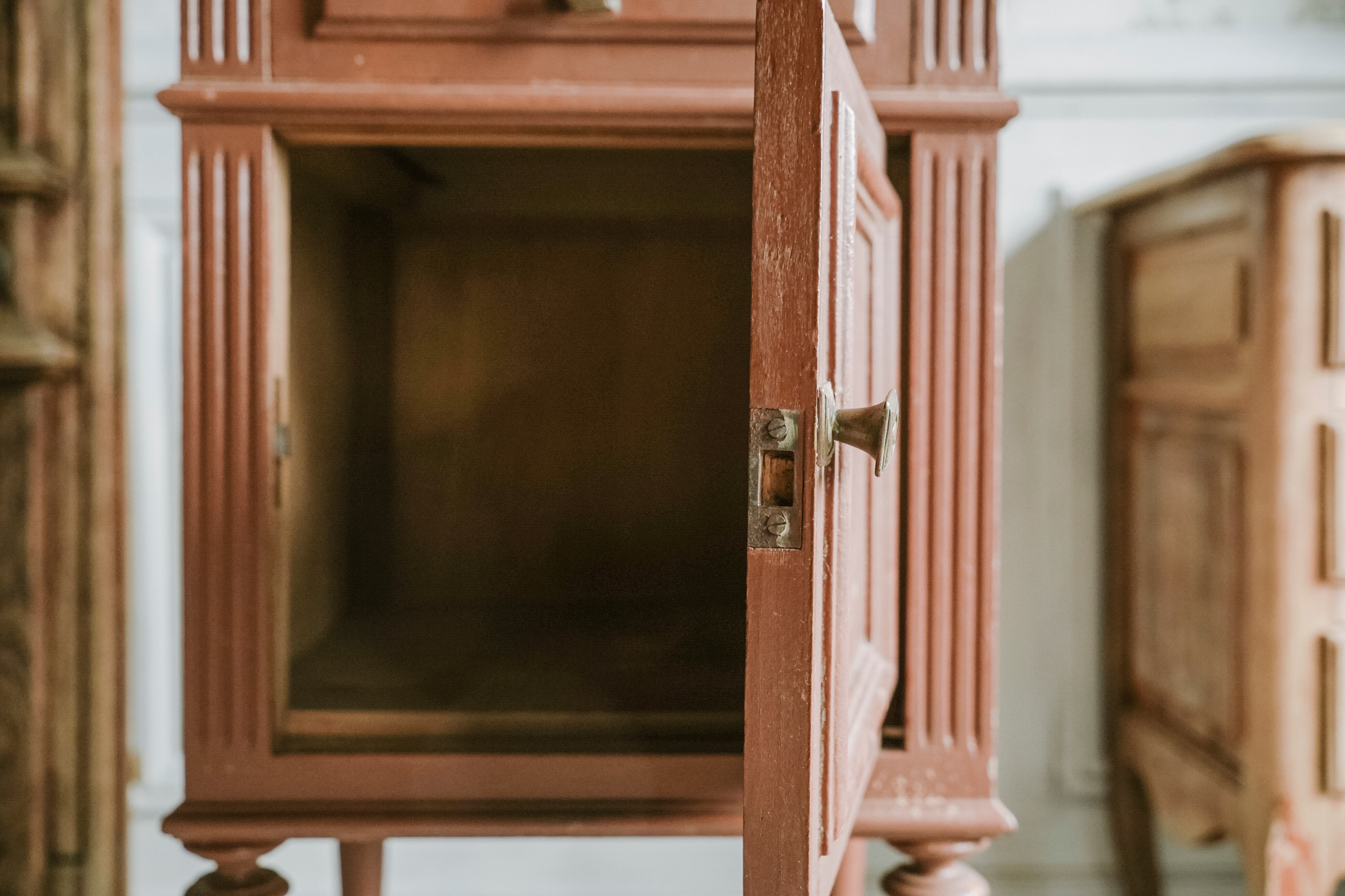 サイドチェスト/ベッドサイドテーブル/ディスプレイ棚/花台/空間装飾