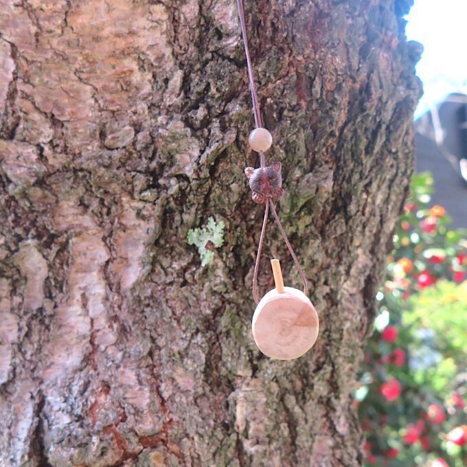 【一点物】✦⋆.八ヶ岳の森の贈り物 ✦⋆.·考える猫と桜の木とムーンストーンのアロマボトルネックレス ⋆.·✦