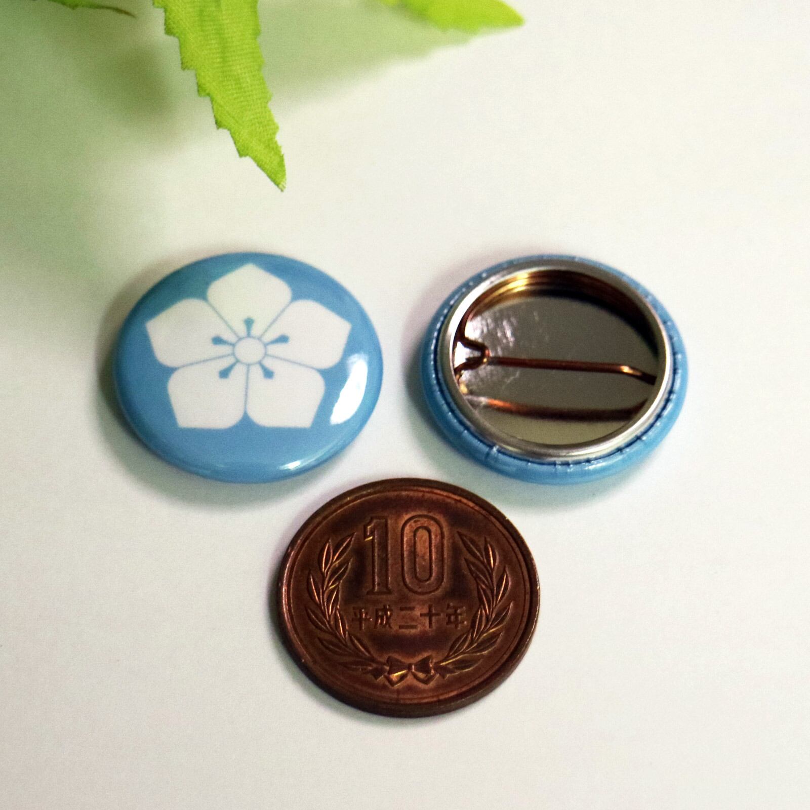 水色桔梗】缶バッジ：戦国武将家紋-明智光秀【水色（みずいろ）】 | 文