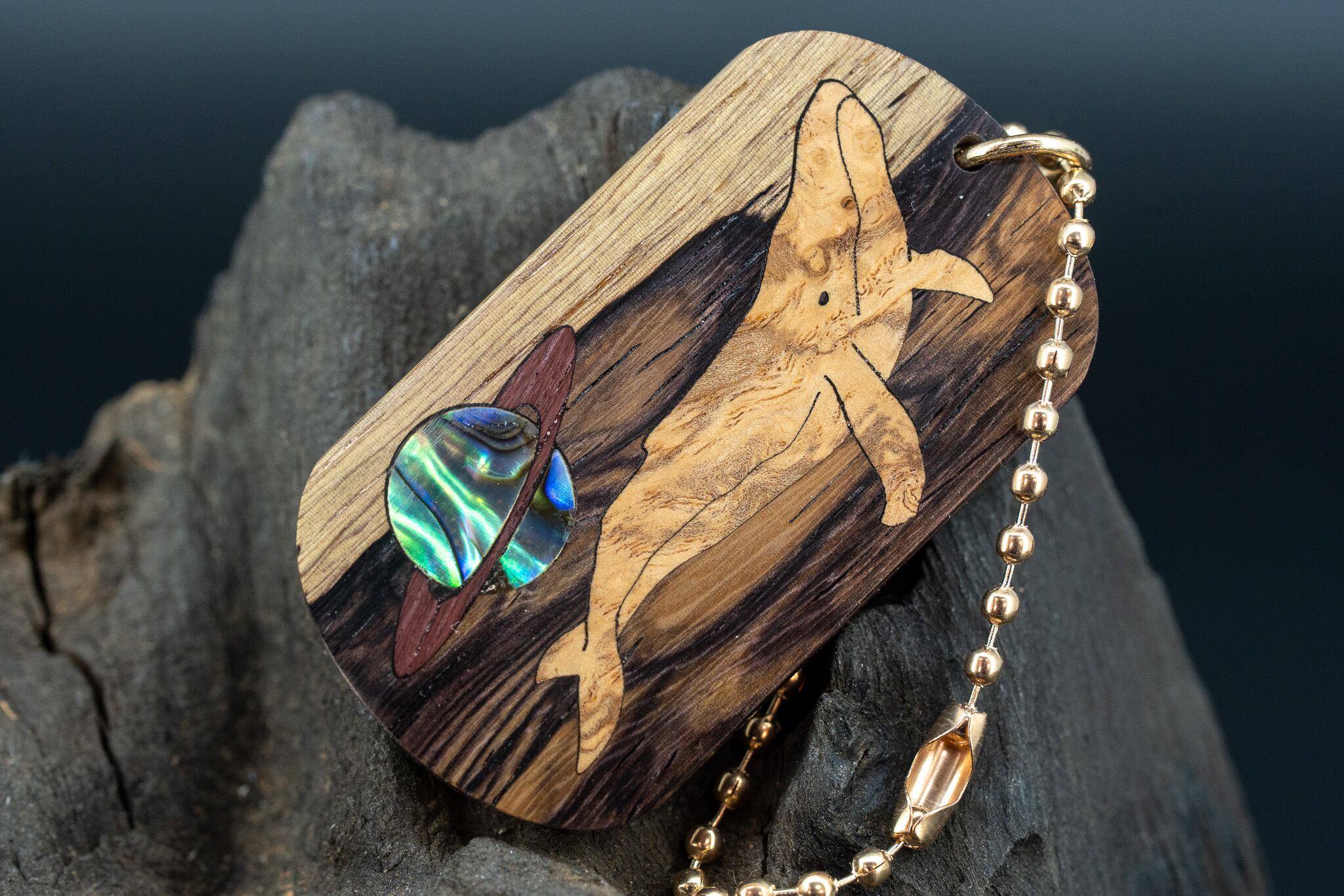 【 熱帯の黒き宝 】 ラオスブラック ドッグタグ 象嵌 勇魚と惑星