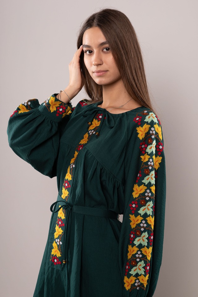 ウクライナ刺繍ヴィシヴァンカ・クラシック クロスステッチ　手刺繍　ブラウス　麻　レディース・フリーサイズ