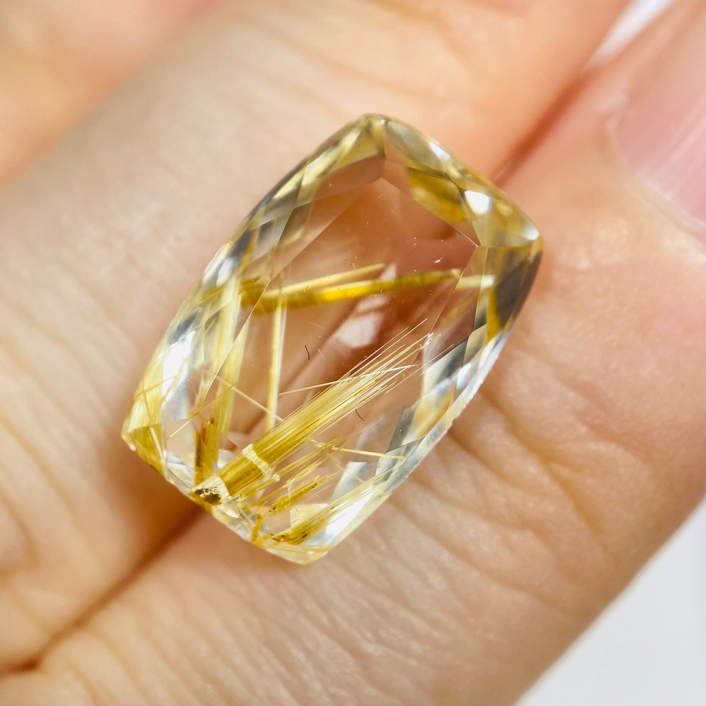 エレガントなルチルクオーツ