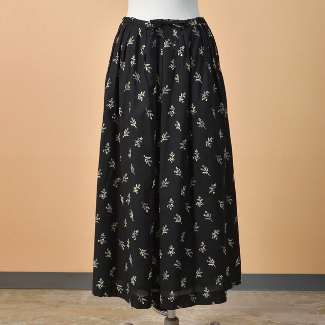 Sarawear サラウエア　スモールフラワー刺繍ギャザースカート(kanako) ・ブラック　小花刺繍を散りばめたギャザースカート、セットアップも楽しめます【送料無料】