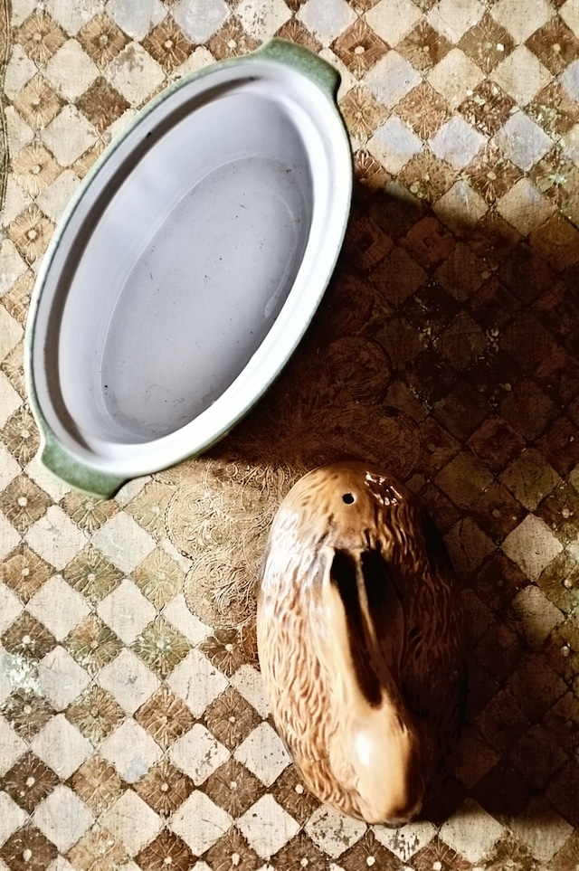 フランス 緑のお家で眠るうさぎさんのテリーヌポット ヴィンテージ