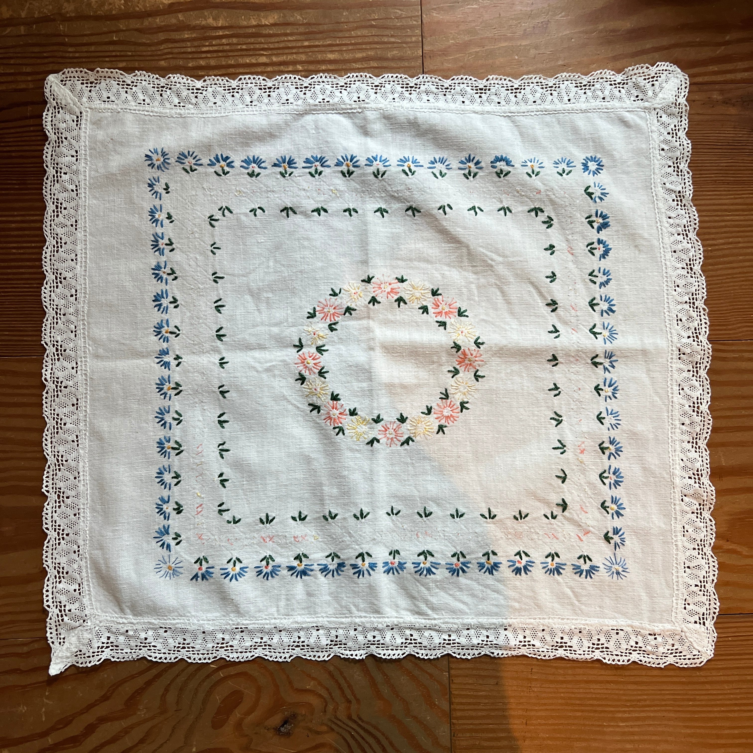 刺繍入り レースのハンカチ フランスアンティーク ヴィンテージ