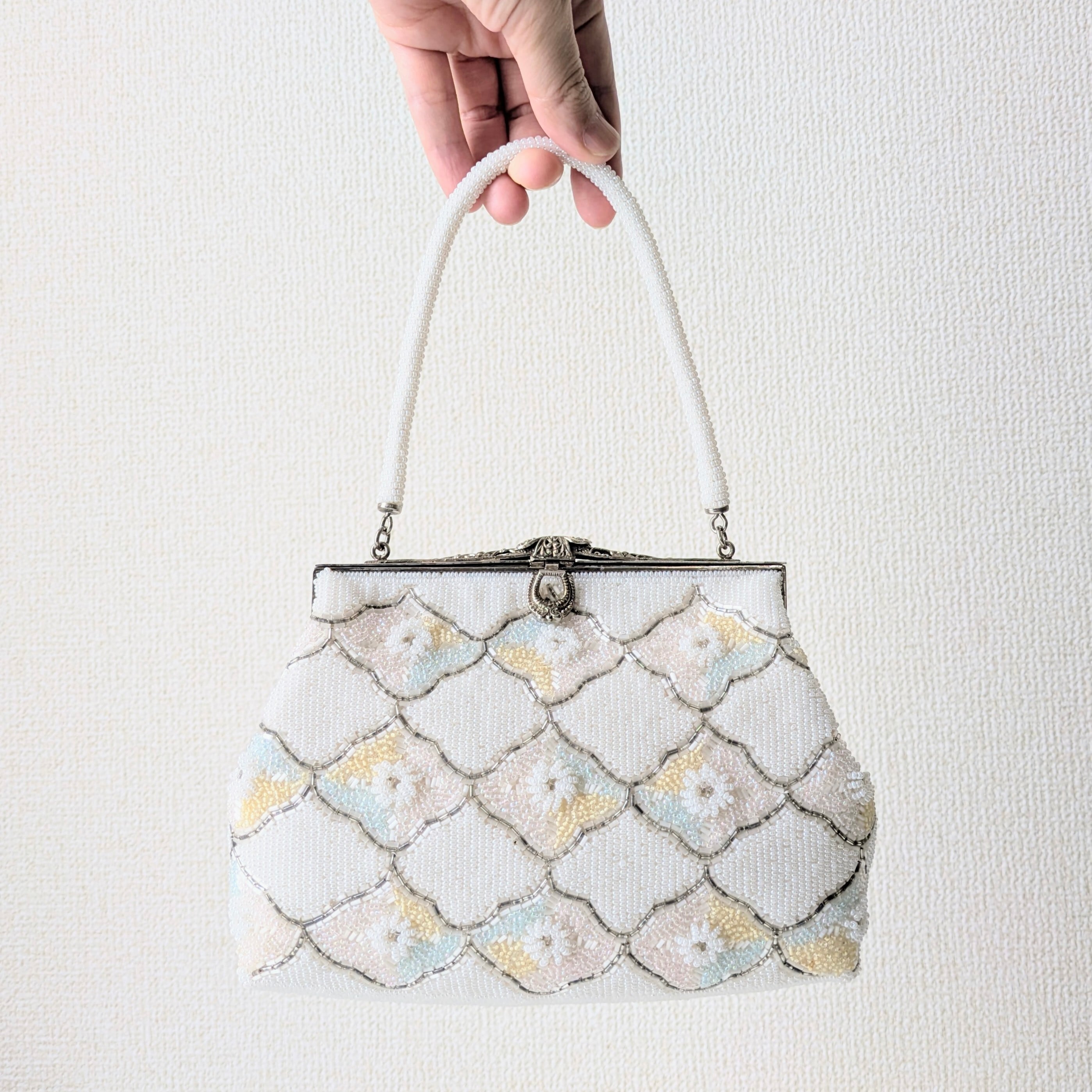 ヴィンテージ　花柄　総ビーズ刺繍ハンドバッグ【白×パステルカラー】新品 Vintage】ビーズ刺繍バッグ 白 菱形 パステルカラー 小花 パーティー