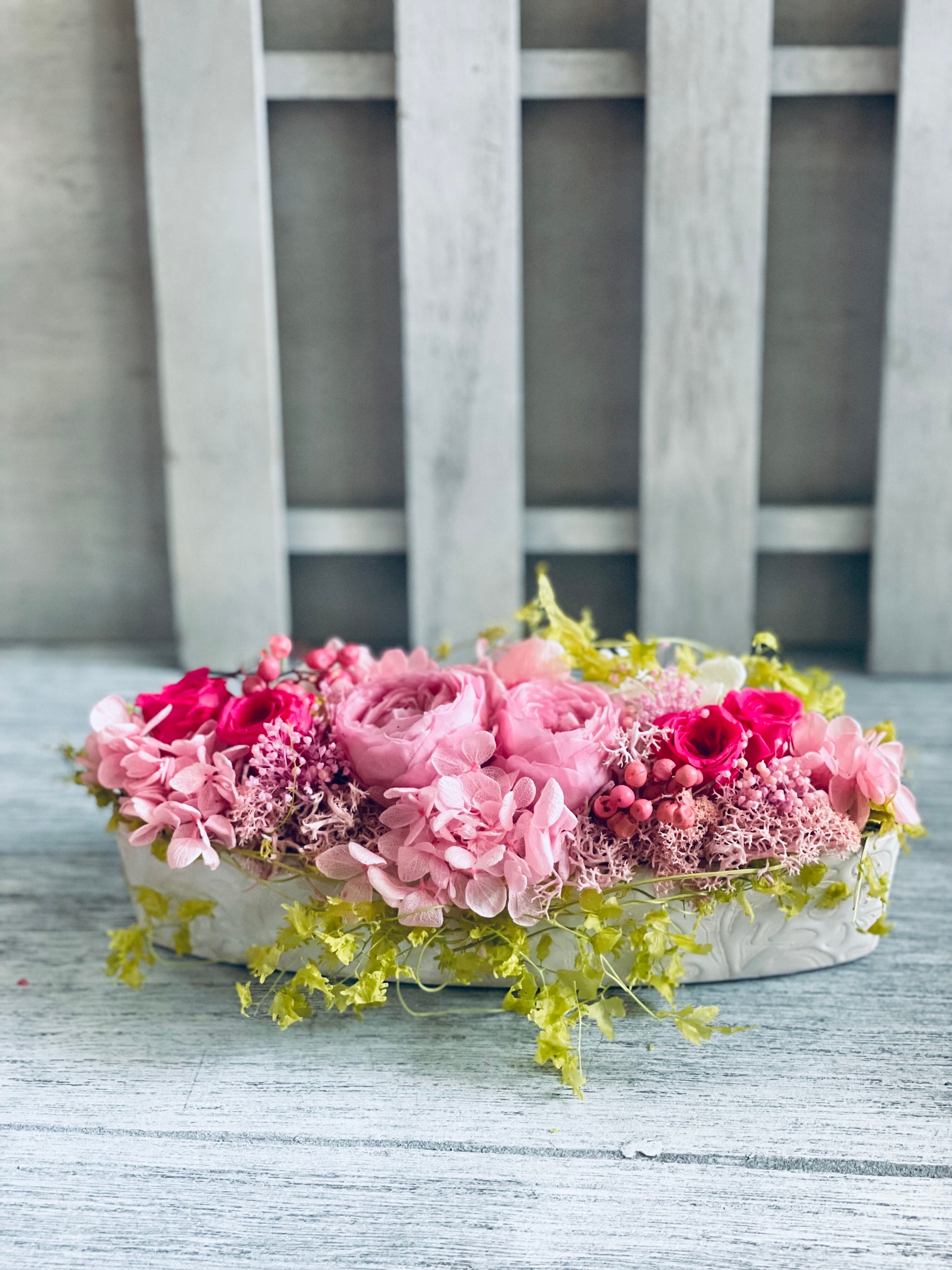 華やかなピンクアレンジ ピンクピンク 京都宇治市プリザーブドフラワー専門 fleur-claireフルールクレール 優しいピンクのオーバルリース アンティーク